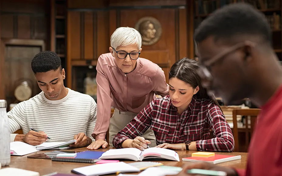 estudiantes universitarios supervisados por el profesor